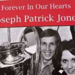 Joey Jones sa vo Wrexhame pripomína ako „neuveriteľná osoba“ počas emocionálnej služby pre legendu