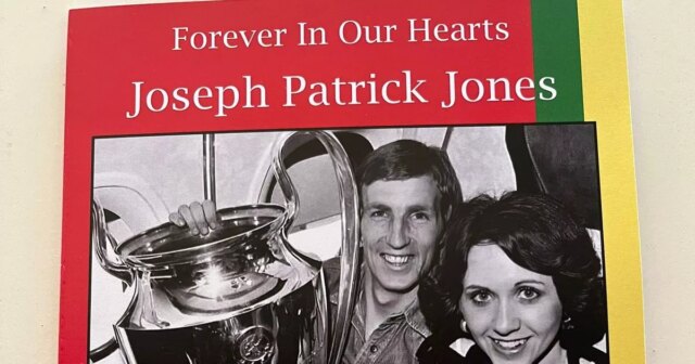 Joey Jones sa vo Wrexhame pripomína ako „neuveriteľná osoba“ počas emocionálnej služby pre legendu



