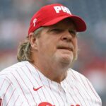 John Kruk, bývalý hráč Phillies, kladie otázku o hodinách počas hry