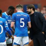 Manažér Rangers Russell Martin hovorí so svojím kapitánom Johnom Souttarom počas utorkových play-off