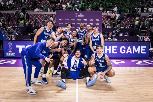 Gilas Pilipinas oslavuje svoje víťazstvo nad Saudskou Arábiou v pohári Fiba v Ázii v roku 2025.