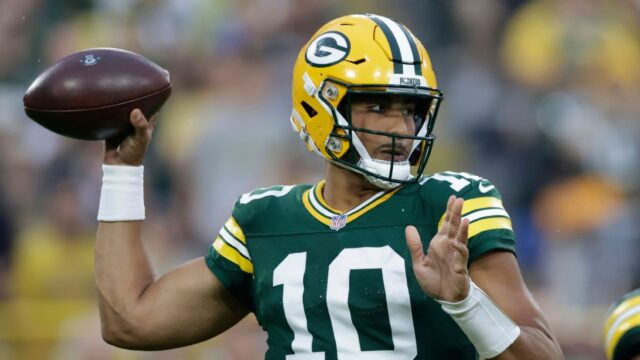 Jordánska láska Packers nie je zdôraznená, že sa baví so zranením palca 

