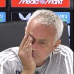 Jose Mourinho si utrel slzy, zatiaľ čo vzdal hold bývalému kapitánovi Porto Jorge Costa, ktorý zomrel vo veku 53 rokov.