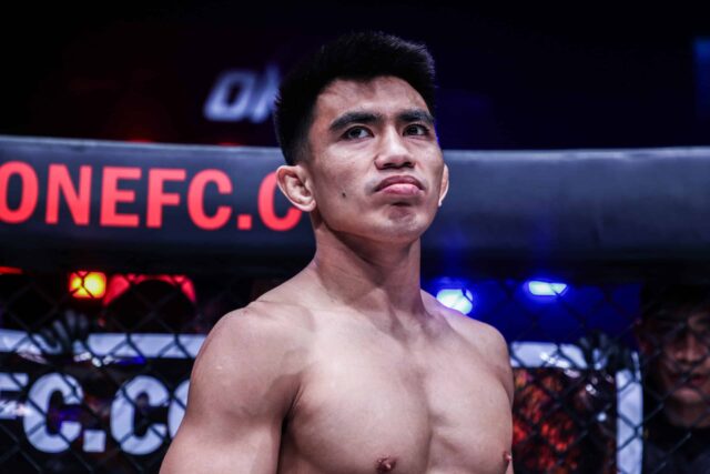 Jeden majstrovský bojovník a majster Strawwweight Joshua Pacio.