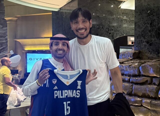 Gilas Pilipinas Big Man June Fajardo s thesaudipinoyom, tvorcom obsahu a fanúšikom centra San Miguel.