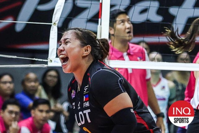 Vysokorýchlostné hittery pldt Kath Arado počas hry PVL semifinále v Tour proti Creamline Cool Smashers.