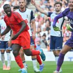 Londýn, Anglicko -august 10: Argument sa vypukne medzi hráčmi Tottenham Hotspur a hráčmi Bayern Mníchov počas predchádzajúceho zápasu -Friendship zápas medzi Tottenham Hotspur a FC Bayern Muenchen na štadióne Tottenham Hotspur 10. augusta 2024 v Londýne v Anglicku. (Foto: Ryan Crockett/Defodi- Pictures prostredníctvom Getty Images)