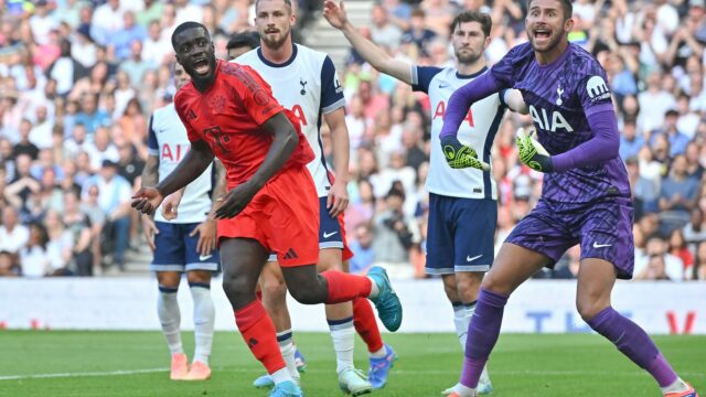 Londýn, Anglicko -august 10: Argument sa vypukne medzi hráčmi Tottenham Hotspur a hráčmi Bayern Mníchov počas predchádzajúceho zápasu -Friendship zápas medzi Tottenham Hotspur a FC Bayern Muenchen na štadióne Tottenham Hotspur 10. augusta 2024 v Londýne v Anglicku. (Foto: Ryan Crockett/Defodi- Pictures prostredníctvom Getty Images)