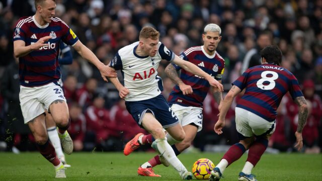 Suwon, Južná Kórea -30. júla: Hráči Newcastle tlieskajú fanúšikov po poprednom priateľskom zápase medzi K -League Xi a Newcastle United na štadióne Suwon Svetového pohára 30. júla 2025 v Suwone v Južnej Kórei. (Foto: Serena Taylor/Newcastle United Via Getty Images)
