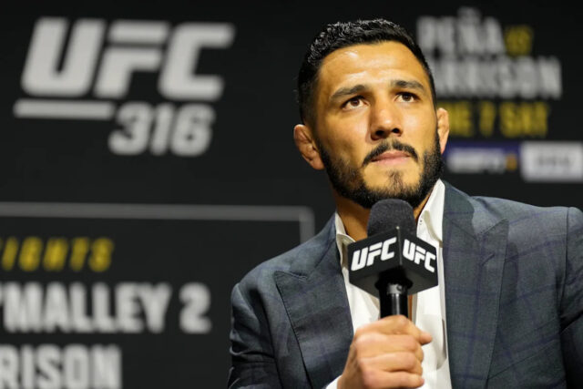 Miami, Florida - 11. apríla: Aaron Pizza je viditeľná počas relácie otázok a odpovedí pred slávnostnou hmotnosťou UFC 314 v centre Kaseya 11. apríla 2025 v Miami na Floride. (Foto: Mike Roach/Zuffa LLC)