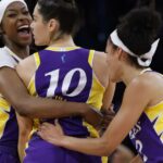 Kelsey Plum skóruje bzučiak, ktorý dáva výhru, napriek historickému výkonu Paige Bueckers