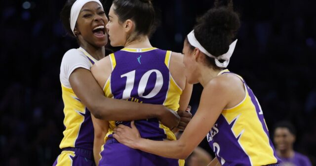 Kelsey Plum skóruje bzučiak, ktorý dáva výhru, napriek historickému výkonu Paige Bueckers




