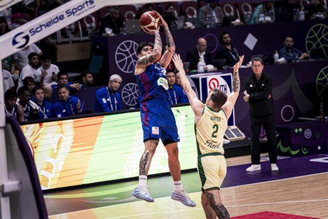 Kevin Quiambao vstáva na prepojku. Útočník mal 17 bodov, aby viedol všetkých strelcov Gilas.