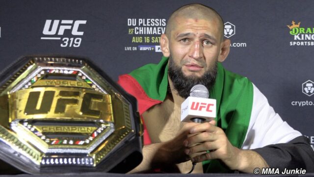 Khamzat Chimaev hovorí, čo povedal Dricus du Plessis počas boja UFC 319



