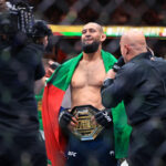 Chicago, Illinois - 16. augusta: Joe Rogan hovorí s Khamzatom Chimaevom zo Spojených arabských emirátov po víťazstve titulu strednej váhy v UFC 319 v United Centre 16. augusta 2025 v Chicagu v Illinois. (Foto: Geoff Stellfox/Getty Images)
