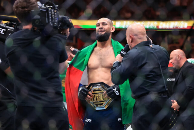 Chicago, Illinois - 16. augusta: Joe Rogan hovorí s Khamzatom Chimaevom zo Spojených arabských emirátov po víťazstve titulu strednej váhy v UFC 319 v United Centre 16. augusta 2025 v Chicagu v Illinois. (Foto: Geoff Stellfox/Getty Images)