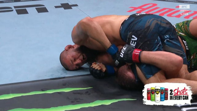 Khamzat Chimiaev dominuje Dricus du Plessis v UFC 319



