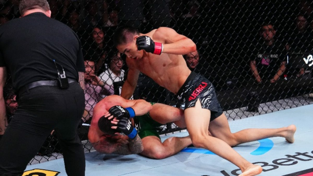 Kiefer Crosbie slzy Marca Goddarda po diskutovateľnej strate UFC Šanghaj 

