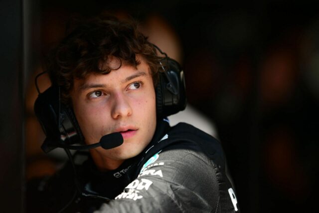 Kimi Antonelli (12) a George Russell počas kvalifikácie v Hunaroringu. Zdroj: Getty