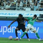 Klasické gesto Djed Spence v obliekaní Tottenham, zatiaľ čo Spurs sa pripravuje na masové odchody
