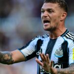 Anglický obhajca Newcastle United #02 Kieran Trippier Movements počas futbalového zápasu priateľského k sezónne medzi Newcastle United a Atletico Madrid v parku St James 'v Newcastle-Upon-Tyne v severovýchodnom Anglicku 9. augusta 2025.