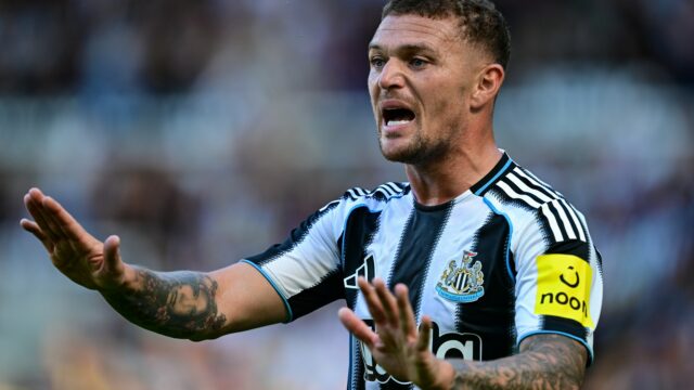 Anglický obhajca Newcastle United #02 Kieran Trippier Movements počas futbalového zápasu priateľského k sezónne medzi Newcastle United a Atletico Madrid v parku St James 'v Newcastle-Upon-Tyne v severovýchodnom Anglicku 9. augusta 2025.
