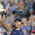 Naomi Osaka z Japonska je zamávať v dave po jeho víťazstve nad Clara Tauson de Dánsko počas semifinálovej tenisovej tenisovej akcie na otvorenom priestranstve Národnej banky Mont -Real, streda 6. augusta 2025.
