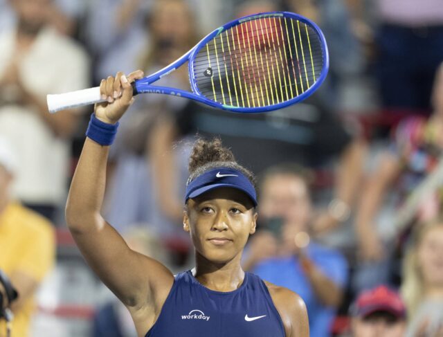 Naomi Osaka z Japonska je zamávať v dave po jeho víťazstve nad Clara Tauson de Dánsko počas semifinálovej tenisovej tenisovej akcie na otvorenom priestranstve Národnej banky Mont -Real, streda 6. augusta 2025.