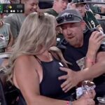 Baseballový ventilátor šokoval dvoch komentátorov do ticha, keď chytil ženské prsia