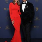 Usman Khawaja (na obrázku s manželkou Rachel) údajne poslal textovú správu Anthony Albanese po jeho stretnutí s PM v utorok - a dostal publikum