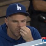 Freddie Freeman bol chytený na Cameaa, ktorá šklbala vlasy z nosa v stredajšej hre Dodgers