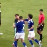 La légende de la Premier League frappe son rival en tant que coéquipier de Star Wallops dans Wild Mass Brawl