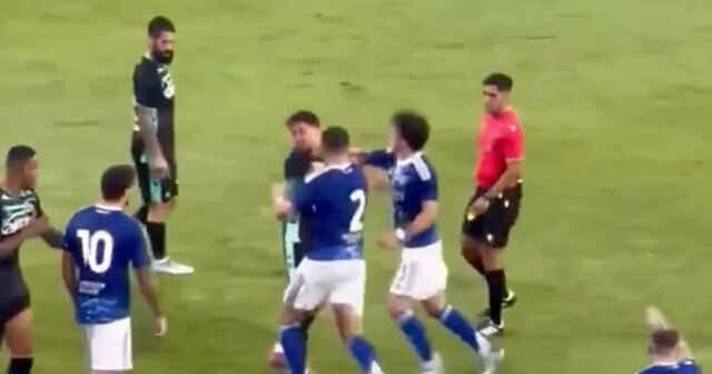 La légende de la Premier League frappe son rival en tant que coéquipier de Star Wallops dans Wild Mass Brawl
