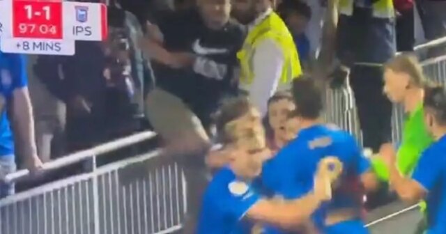 Le fan de Birmingham s'est transporté au sol dans la baisse des joueurs alors que les fans disent que «le football est de retour»
