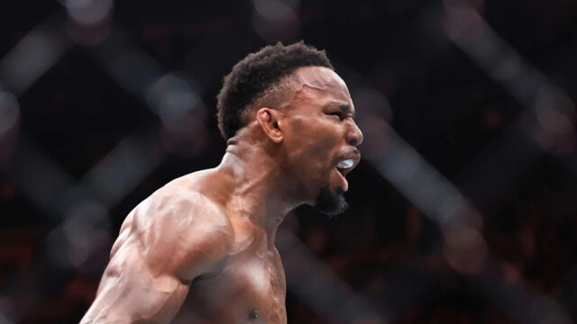 Chicago, Illinois - 16. augusta: Lerone Murphy z Anglicka reaguje po jeho víťazstve cez knockout v prvom kole proti Aaronovi Pico v Spojených štátoch, nezobrazený, počas svojho peria valu v UFC 319 v United Centre 16. augusta 2025 v Chicagu v Illinois. (Foto: Geoff Stellfox/Getty Images)