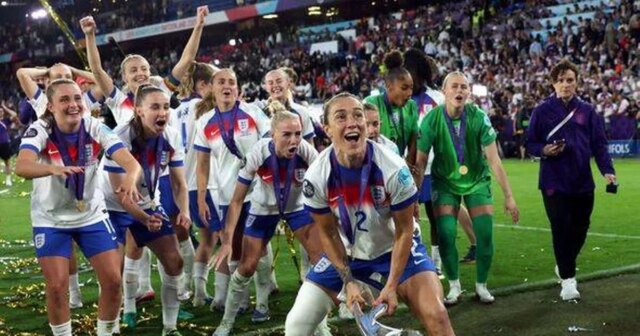 Les fans de football fuient alors que les chefs classent les lionnes derrière les équipes qu'ils battent en Euros

