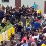 Les hooligans de football se lancent des barrières les uns aux autres alors que la police contraint d'arrêter de violents affrontements