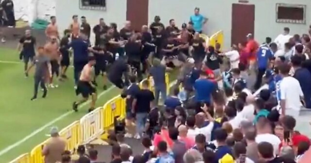 Les hooligans de football se lancent des barrières les uns aux autres alors que la police contraint d'arrêter de violents affrontements
