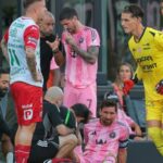 Lionel Messi opúšťa zápas ligového pohára so zjavným zranením nohy