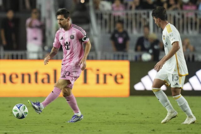 Inter Miami Forward Lionel Messi (10) prechádza loptou počas druhej polovice futbalového zápasu MLS proti Los Angeles Galaxy, sobota 16. augusta 2025 vo Fort Lauderdale na Floride.