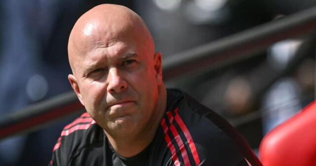 Liverpool Transfer News: Arne Slot laisse entendre que les rouges pour réactiver les discussions pour la signature prioritaire
