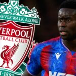 Londýn, Anglicko - 10. augusta: Marc Guehi z Crystal Palace Lifts Community Shield po víťazstve jeho strany v trestnom kope v roku 2025 FA Community Shield Match medzi Crystal Palace a Liverpool na štadióne Wembley 10. augusta 2025 v Londýne v Anglicku. (Foto: Chris Brunskill/Fantasista/Getty Images)