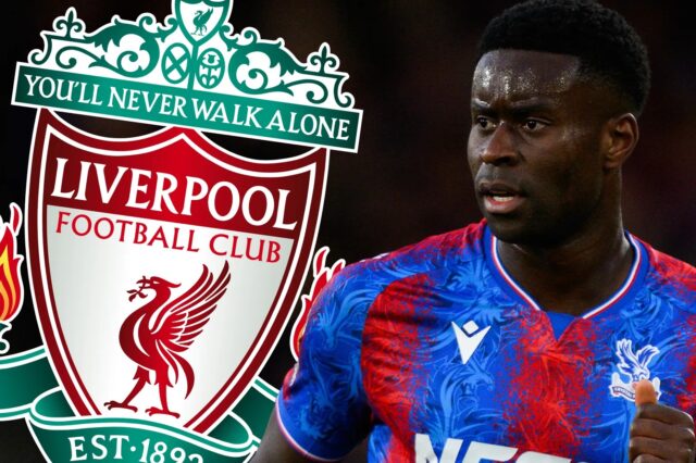 Londýn, Anglicko - 10. augusta: Marc Guehi z Crystal Palace Lifts Community Shield po víťazstve jeho strany v trestnom kope v roku 2025 FA Community Shield Match medzi Crystal Palace a Liverpool na štadióne Wembley 10. augusta 2025 v Londýne v Anglicku. (Foto: Chris Brunskill/Fantasista/Getty Images)