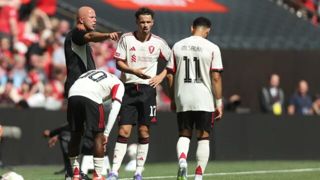 Londýn, Anglicko - 10. augusta: Arne Castle, manažér Liverpoolu, sa pozerá počas zápasu FA Community Shield v roku 2025 medzi Crystal Palace a Liverpool na štadióne Wembley 10. augusta 2025 v Londýne v Anglicku. (Foto: Michael Regan - FA/FA cez Getty Images)