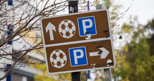 Ľudia, ktorí práve rozumejú všetkým dopravným znakom futbalového štadióna, obsahujú očividnú chybu

