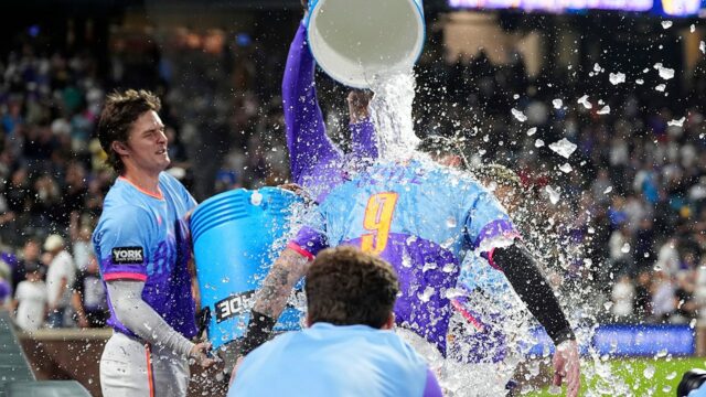 MLB News: Rockies Comeback z deviatich behov dole, Piráti odchádzali v divokej hre

