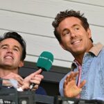 Majitelia Wrexham Ryan Reynolds (vľavo) a Rob Mcehenney (vpravo) lietajú z Hollywoodu, aby podporili domáci otvárač svojich tímov proti West Brom.