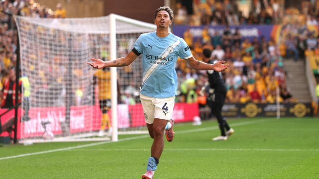 Londýn, Anglicko - 16. augusta: Thomas Frank, manažér Tottenham Hotspur, tlieska fanúšikov po zápase Premier League medzi Tottenham Hotspur a Burnley na štadióne Tottenham Hotspur 16. augusta 2025 v Londýne v Anglicku. (Foto: Justin Setterfield/Getty Images)