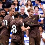 Man United, Liverpool a Tottenham sa zameriavajú na krok na Brentford's Nathan Collins (R)