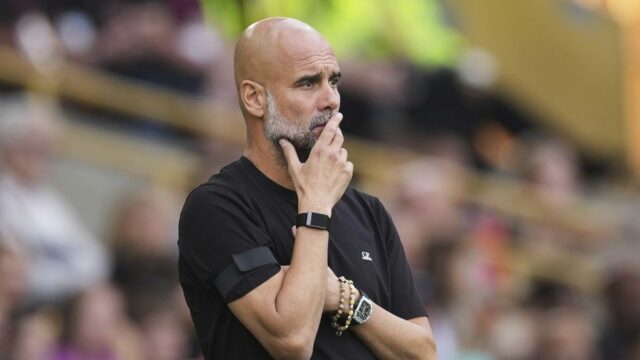 Manažér mesta Manchester Pep Guardiola hovorí, že v jeho družstve je „príliš veľa ľudí“

